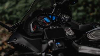 Tableau de bord allumé d’une moto, contact mis
