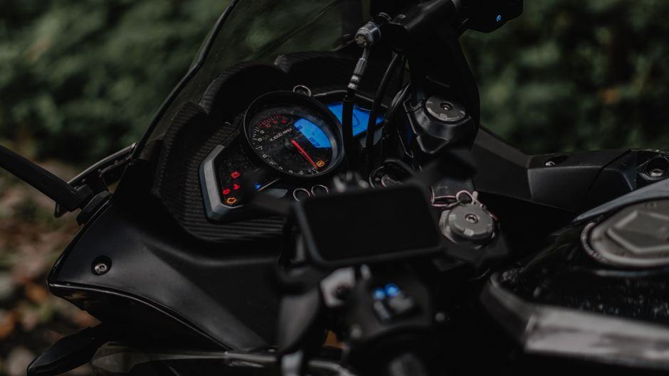 Tableau de bord allumé d’une moto, contact mis