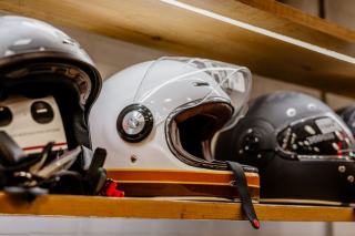 Casques de moto alignés sur une étagère de magasin