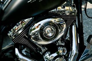 Moteur bicylindre chromé d’une moto routière